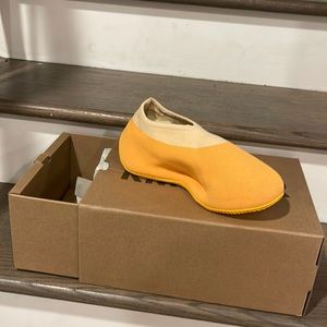 Yeezy Knit Runner - Sulfur